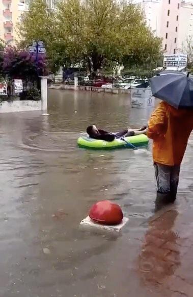 İzmir'de sel sularına kapılarak kaybolan iki kişinin cansız bedenlerine ulaşıldı